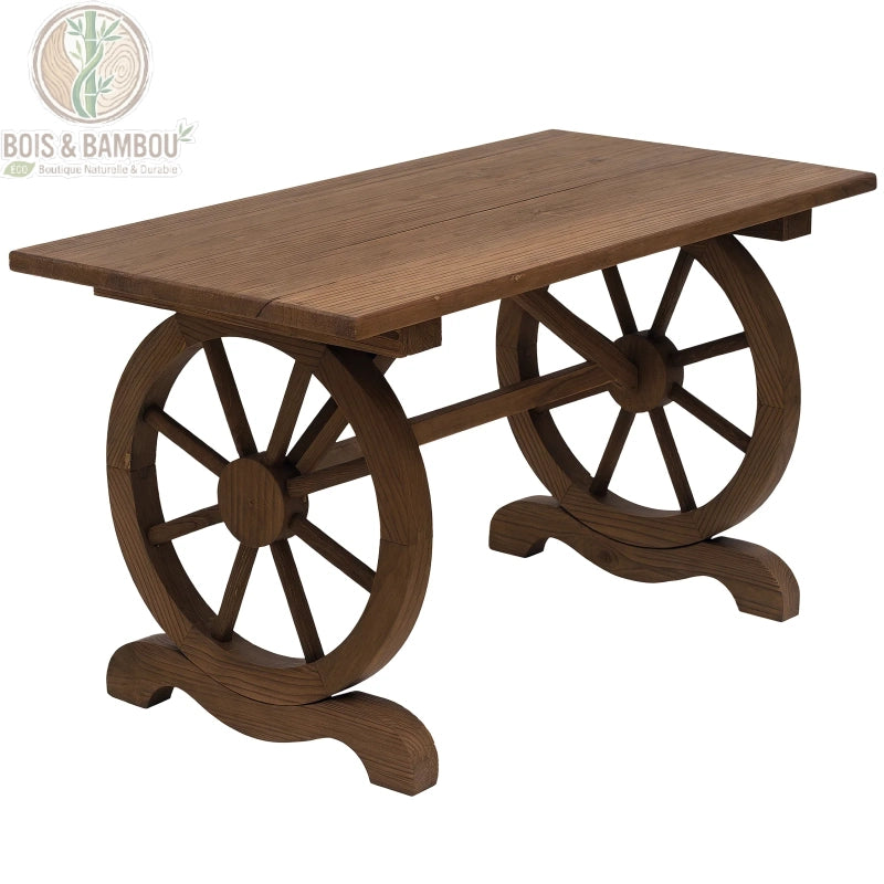 Table-en-bois-massif-de-Jardin-Rustique-descriptif. Table de jardin authentique en bois massif traité, se distinguant par ses deux pieds en forme de roues de charrette traditionnelles. Parfaite pour une décoration extérieure champêtre et originale.