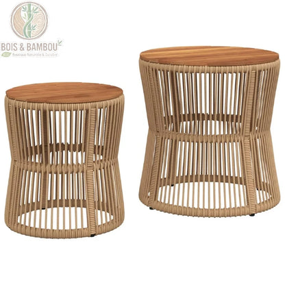 Tables Basses Gigognes nu. Duo de tables basses d'extérieur avec structure ajourée en corde tressée beige et plateaux ronds en bois d'acacia massif, présentées sur fond blanc.
