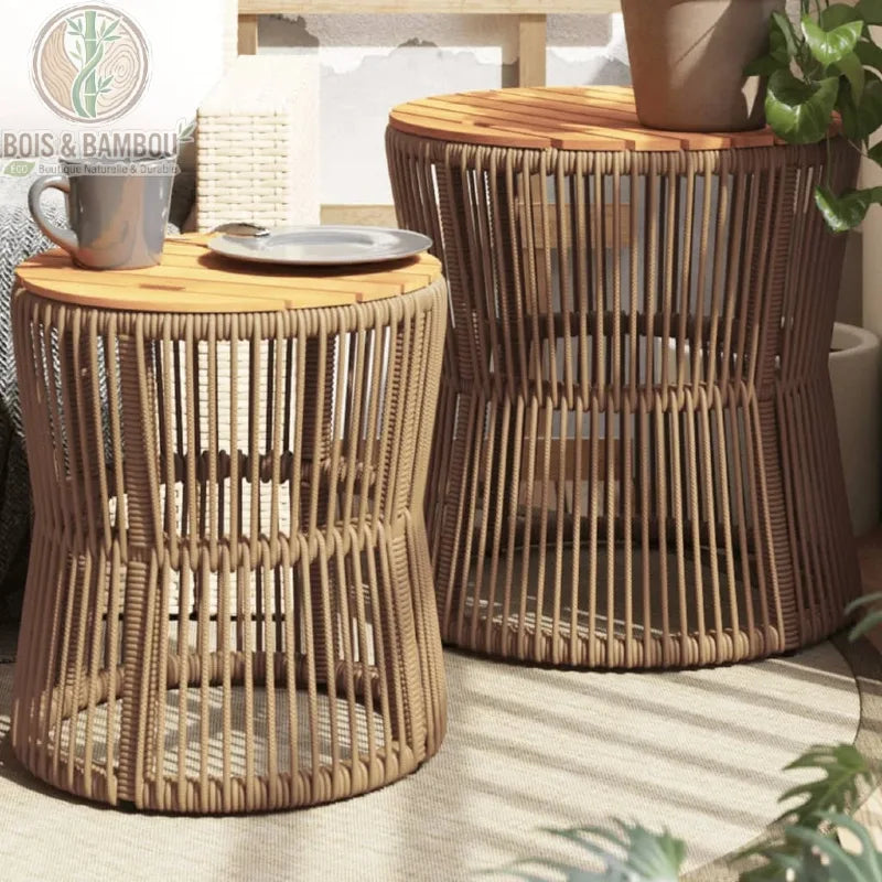 Tables Basses Gigognes. Deux tables d'appoint rondes avec structure en corde tressée beige et plateau en bois clair, décorées d'une tasse et d'une plante dans un salon lumineux.