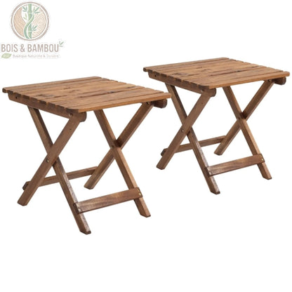 Tables de Patio en Acacia descriptif. Deux petites tables d'appoint pliables en bois d'acacia massif sur fond blanc, idéales pour le jardin ou le patio avec leur design à lattes.
