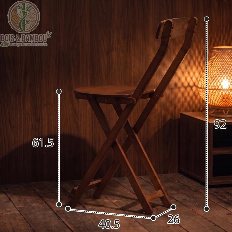 Tabouret de Bar en Bambou marron dimensions 3. Schéma coté d'un grand tabouret pliant marron : hauteur totale 92 cm, assise à 61,5 cm, largeur 40,5 cm et profondeur 26 cm, sur fond de bois sombre.