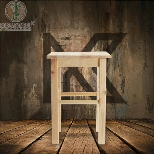 Tabouret en Pin Naturel : siège classique en bois massif clair au design épuré et robuste. Parfait comme assise d'appoint ou repose-pieds dans un intérieur rustique ou moderne.