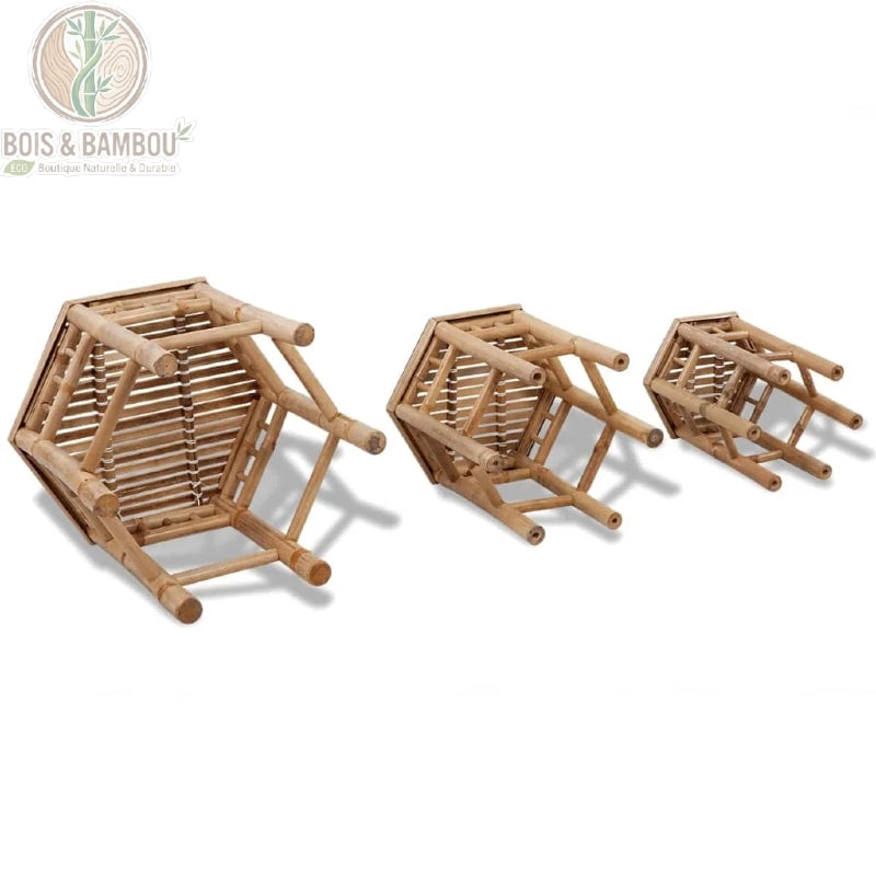 Tabourets en Bambou Empilable situation 2. Vue de dessous de trois tabourets hexagonaux en bambou naturel de tailles croissantes, mettant en évidence la structure robuste et artisanale du mobilier.