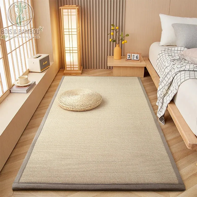 Ce tapis tatami japonais présente un tissage de paille naturel et dense, encadré par une bordure en tissu gris minimaliste pour une finition soignée. 