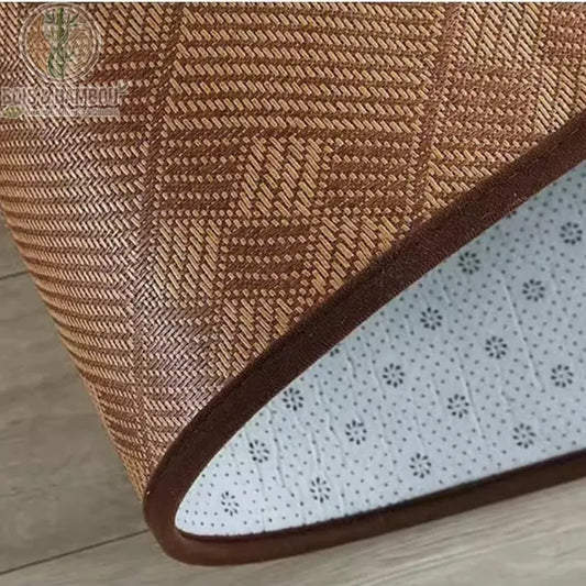Détail tissage rotin naturel motif méandre et support antidérapant bordure marron