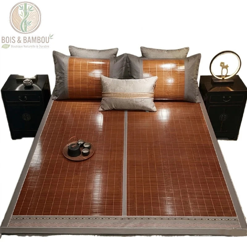 Tapis de lit en bambou naturel de couleur acajou, composé de fines lattes tressées pour offrir une surface de couchage lisse et rafraîchissante.
