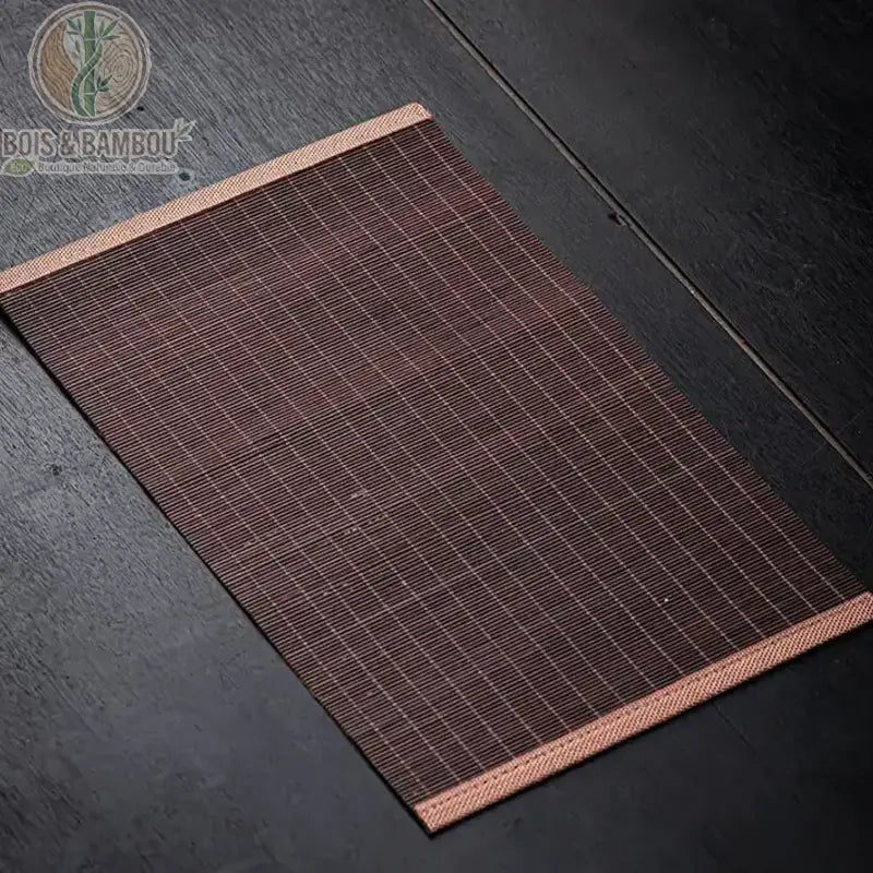 Tapis de table à thé bambou tissé brun foncé format 30 x 40 cm vue de dessus fond ardoise