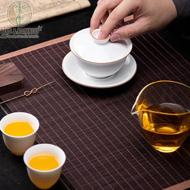 Tapis thé bambou tissé brun foncé service cérémonie gaïwan tasses en céramique blanche