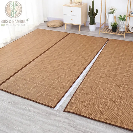Tapis en Fibres de Rotin, un revêtement de sol naturel et pliable composé de trois panneaux texturés aux motifs géométriques, idéal pour apporter une touche zen et organique à une chambre ou un salon.