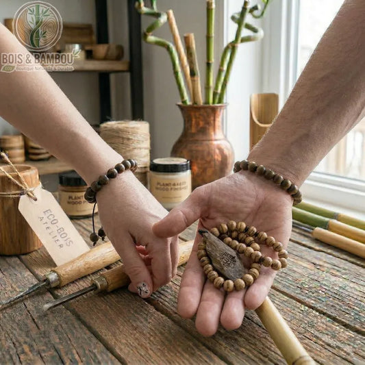 Tasbih en bois de santal vietnamien tenu dans la main d'un artisan au-dessus d'un établi avec des outils de sculpture.