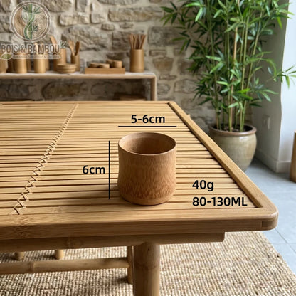 Tasse en Bambou Carbonisé Rétro Mini Tasse Saké Thé Café – taille S, diamètre 5-6 cm, contenance 80-130 ml, sur table bambou fond zen avec plante verte.