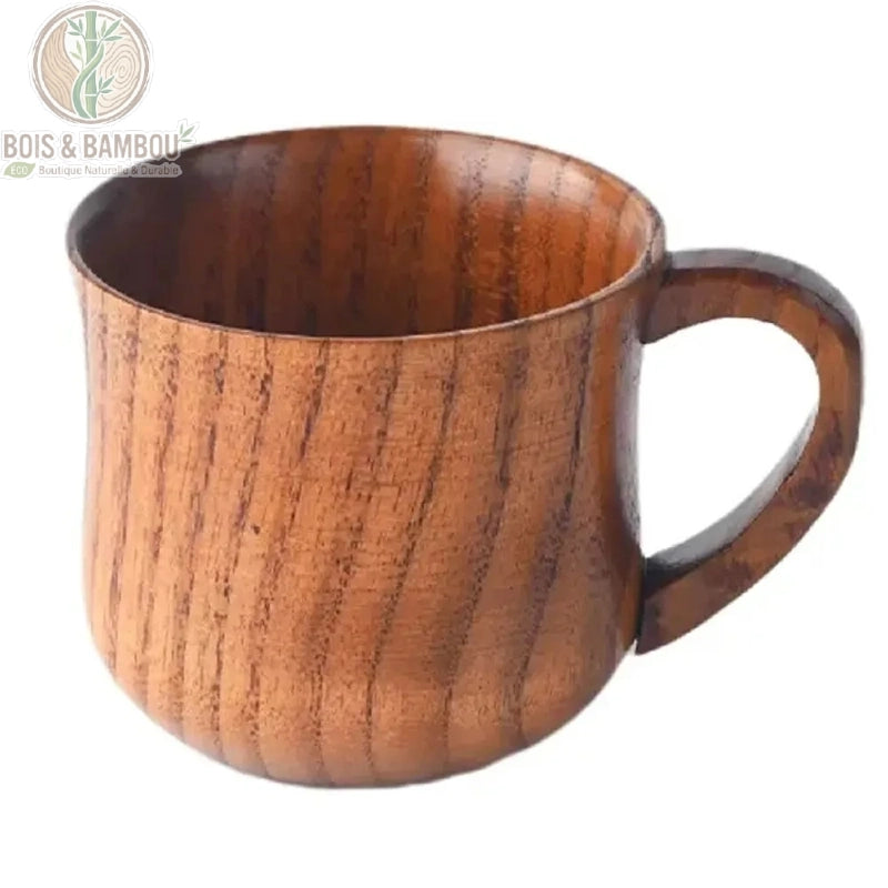 Tasse en bois naturel vintage artisanale photographiée de profil sur fond blanc
