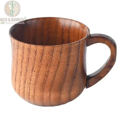 Tasse en bois naturel vintage artisanale photographiée de profil sur fond blanc