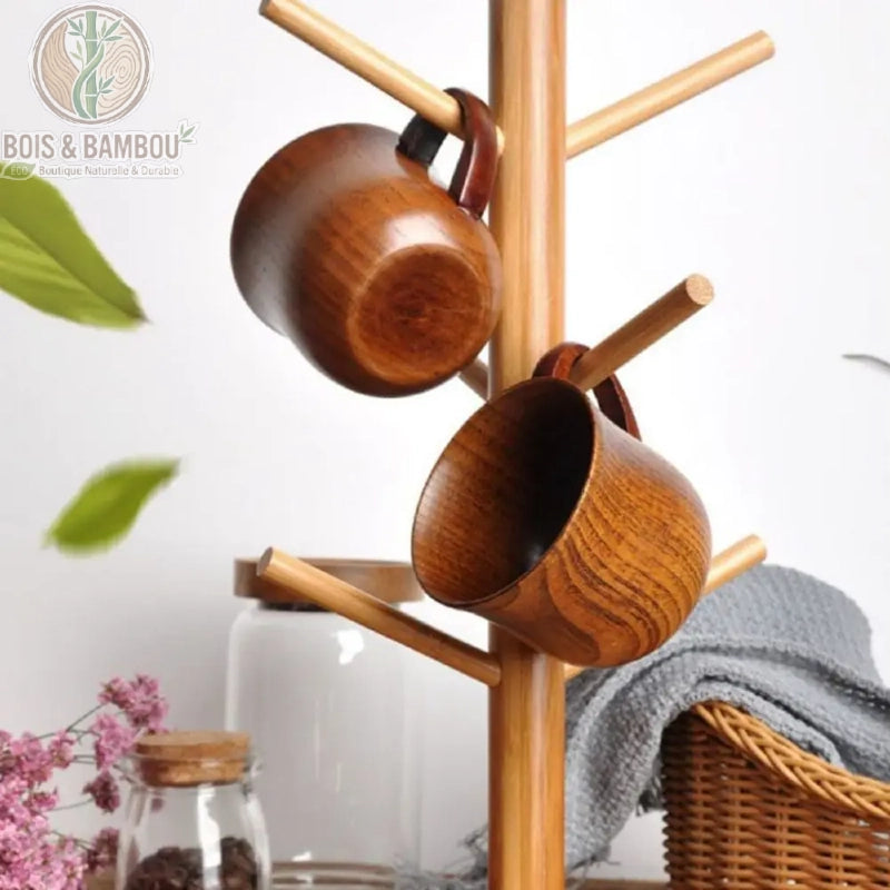 Deux tasses en bois naturel vintage suspendues à un support en bois clair