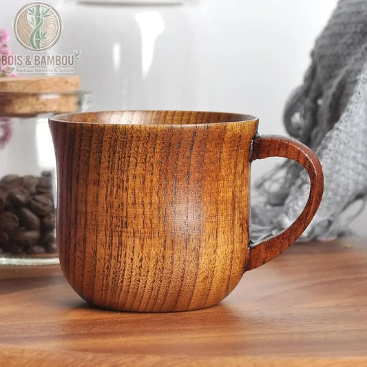 Tasse bois naturel vintage 250 ml vue de face avec anse galbée sur fond blanc