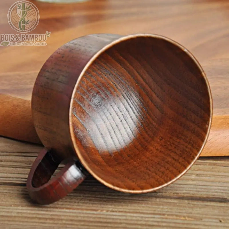 Tasse en bois naturel vintage vue intérieure cylindrique aux parois striées