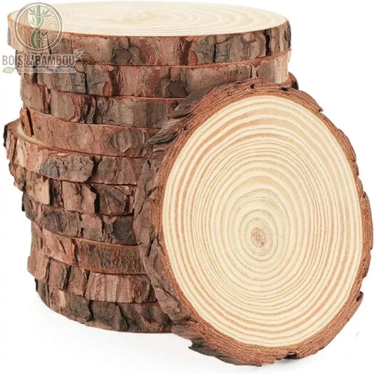 Tranches de bois de pin naturel, un lot de rondelles de bois brut avec écorce conservée sur le pourtour. L'image met en valeur les cernes de croissance bien visibles sur la face poncée, offrant une base rustique idéale pour la pyrogravure, la peinture décorative ou la création d'ornements de Noël artisanaux.