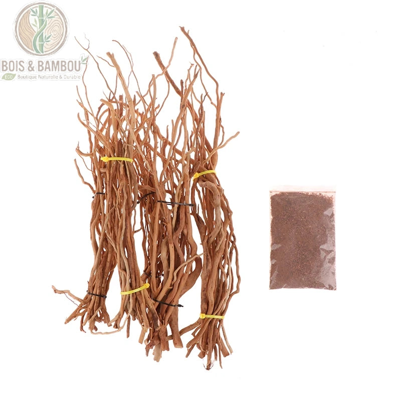 Tronc de Bois Naturel. Plusieurs bottes de fines branches de bois naturel entremêlées, maintenues par des liens colorés, accompagnées d'un petit sachet de substrat sur fond blanc.