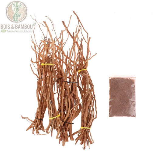 Tronc de Bois Naturel. Plusieurs bottes de fines branches de bois naturel entremêlées, maintenues par des liens colorés, accompagnées d'un petit sachet de substrat sur fond blanc.