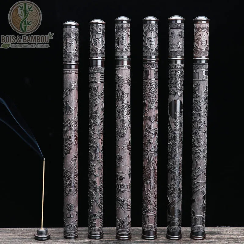 Tube d'Encens en Ébène Noir, un ensemble de six étuis à encens en bois sombre sculpté, présentant des motifs traditionnels de dragons et des sinogrammes sur un fond noir, accompagné d'un bâtonnet d'encens allumé.