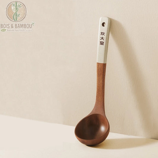 Ustensiles cuisine bois ebene cuillere a soupe debout fond beige, Bois et Bambou Eco