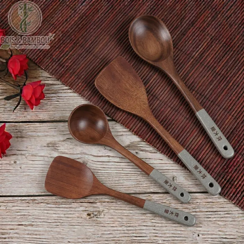 Ustensiles cuisine bois ebene 4 modeles poses sur planche en bois decor floral rouge, Bois et Bambou Eco