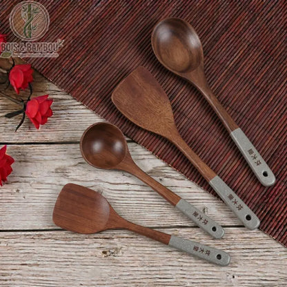 Ustensiles cuisine bois ebene 4 modeles poses sur planche en bois decor floral rouge, Bois et Bambou Eco