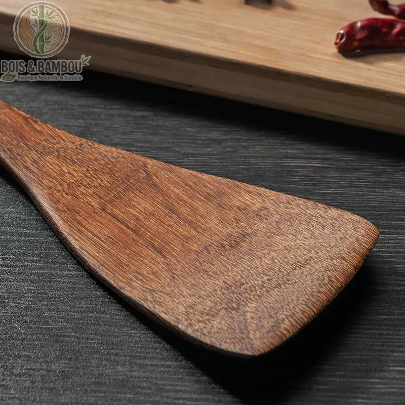 Ustensiles cuisine wenge spatule large vue rapprochee veinage profond, sur ardoise sombre, Bois et Bambou Eco