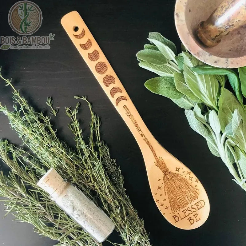 Set 3 Cuilleres en Bambou Gravure Sorciere vue ensemble fond clair herbes aromatiques naturelles BoisetBambouEco