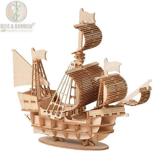 Voilier en bois de collection. Une maquette détaillée d'un navire de guerre ancien avec mâts et voiles lattées, assemblée à partir de pièces de bois découpées, posée sur un socle.