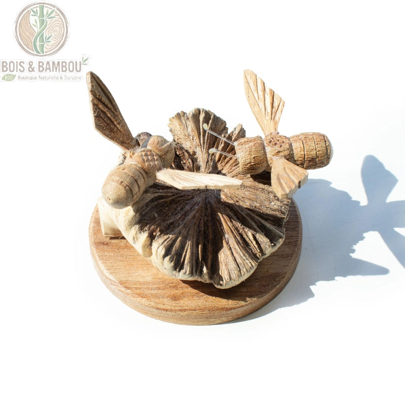 Sculpture de deux abeilles en bois sculpté à la main sur socle naturel