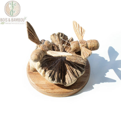 Sculpture de deux abeilles en bois sculpté à la main sur socle naturel
