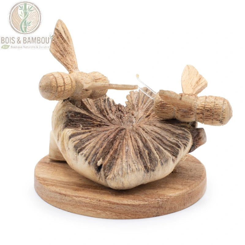 Deux abeilles en bois sculpté sur socle rond en bois, fond blanc