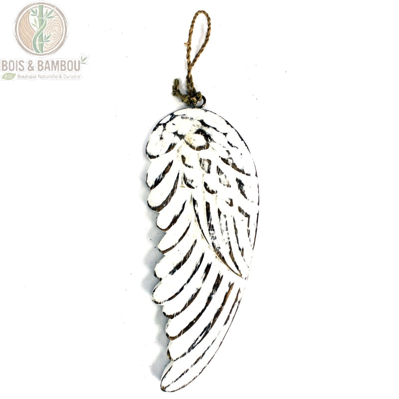 Aile d'ange en bois patiné blanc, petit modèle, cordon de suspension, sur fond blanc