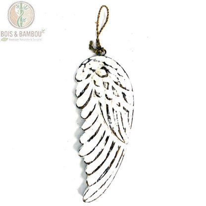 Aile d'ange en bois patiné blanc, petit modèle, cordon de suspension, sur fond blanc