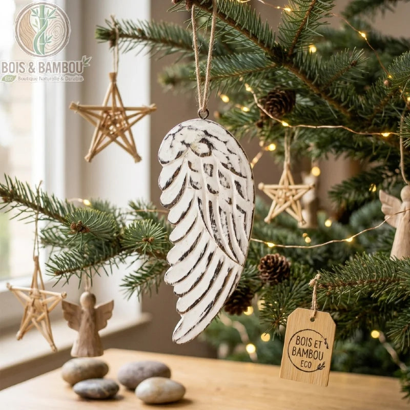 Aile d'ange en bois patiné blanc, petit modèle, suspendue dans un sapin de Noël