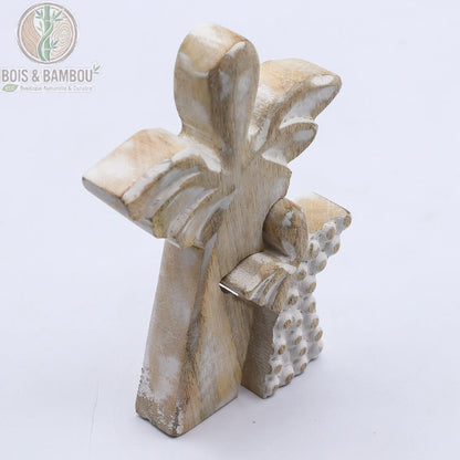 Ange en bois de manguier blanchi, vue de profil, grand ange abritant un plus petit
