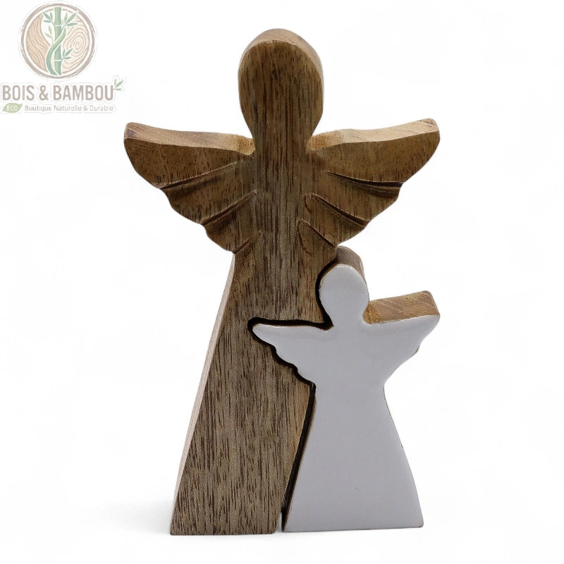 Ange en bois de manguier, détail émaillé blanc, vue de face, grand ange abritant un plus petit