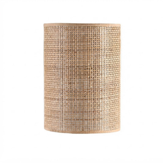 Applique murale en cannage de rotin, abat-jour demi-cylindre sur fond blanc