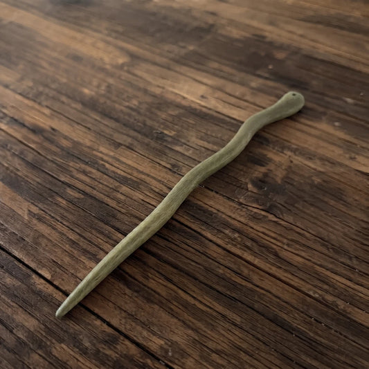 Bâton à cheveux en bois teinté vert sauge, forme ondulée style chinois vintage