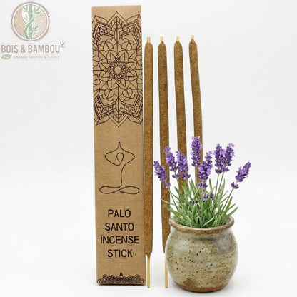 Encens Palo Santo chypre, lot de 4 bâtons sur fond blanc, coffret kraft