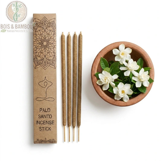 Coffret de bâtons d'encens Palo Santo et gardenia, présenté avec des fleurs de gardenia sur fond blanc