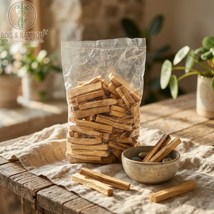 Sac de bâtons de Palo Santo 1 kg sur table en bois, ambiance bien-être, Bois Et Bambou Eco