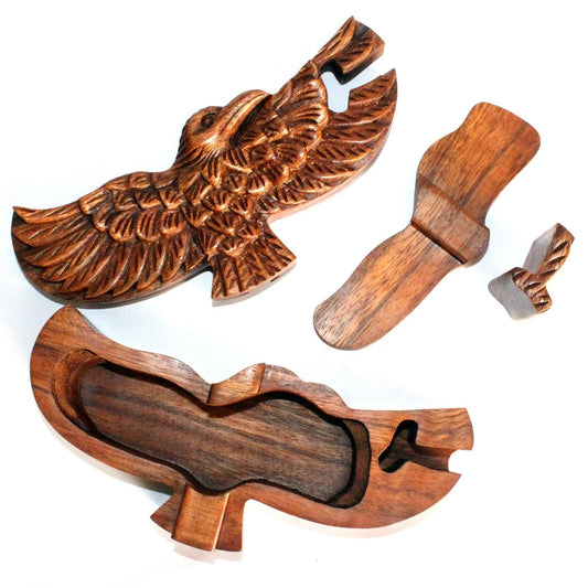 Détail du mécanisme d'ouverture par emboîtement, boîte à bijoux aigle, compartiment intérieur vide