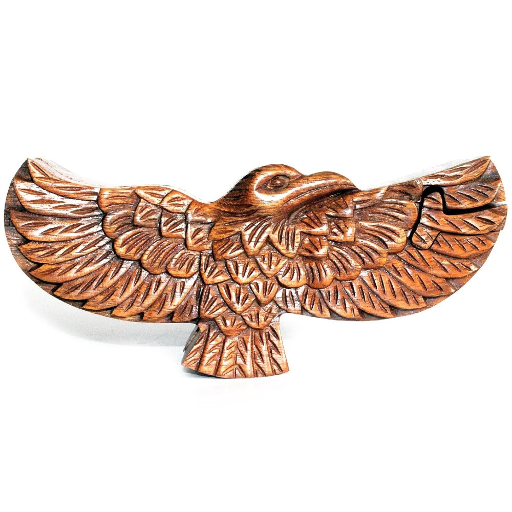 Boîte à bijoux en bois sculpté artisanale, motif aigle ailes déployées, sur fond blanc
