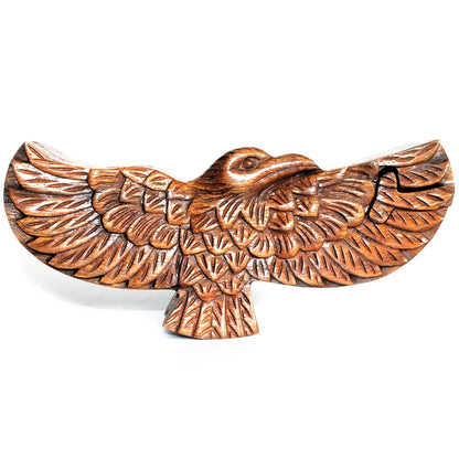 Boîte à bijoux en bois sculpté artisanale, motif aigle ailes déployées, sur fond blanc