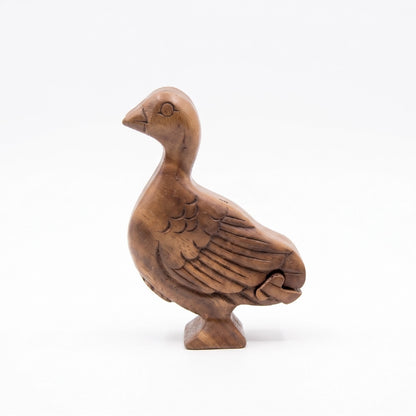 Boîte à bijoux en bois sculpté en forme de canard, vue de profil sur fond blanc