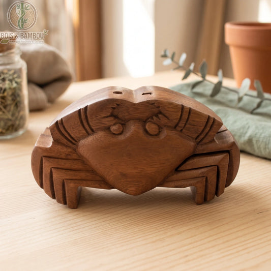 Boîte à bijoux en bois sculpté en forme de crabe, posée sur une table en bois à Bali