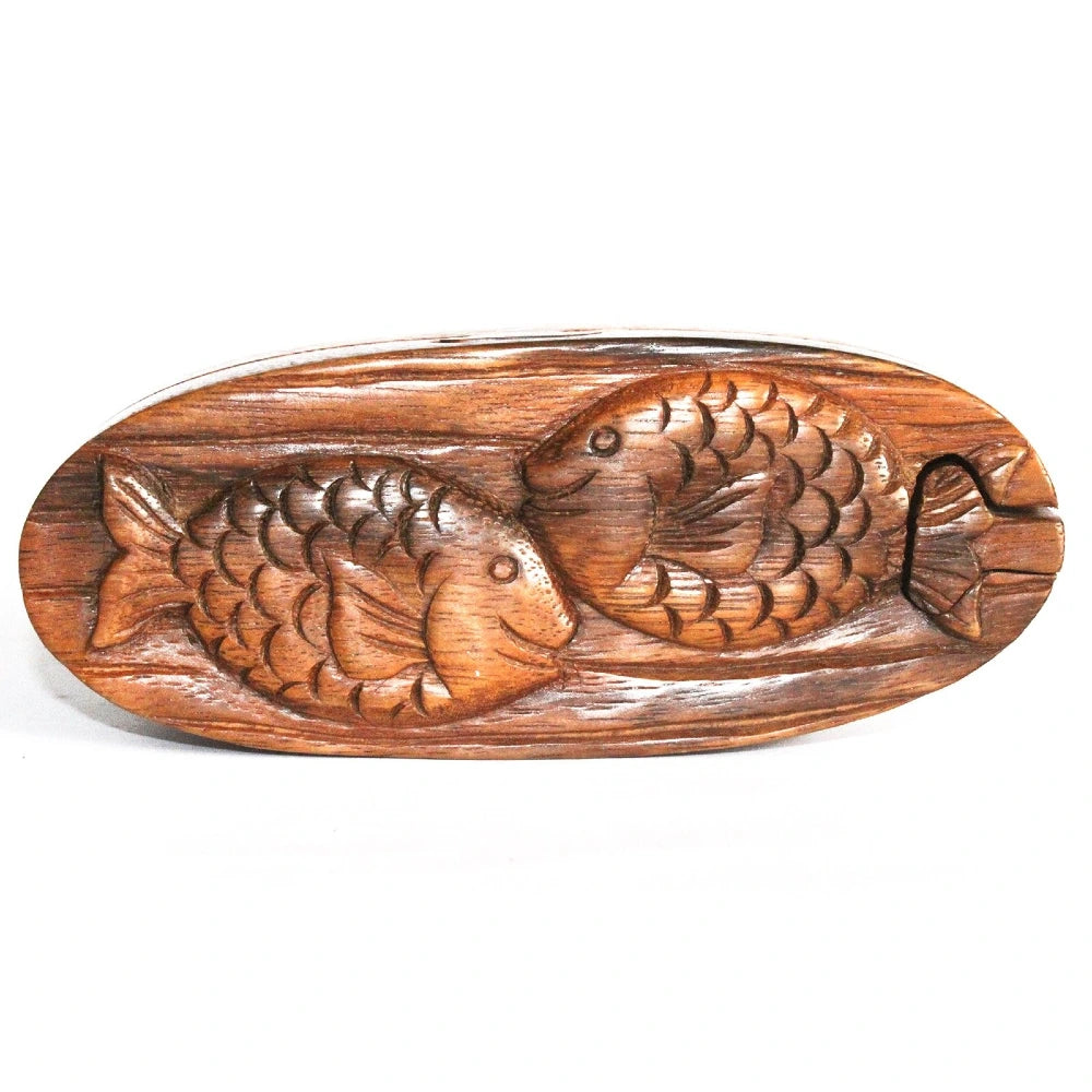 Boîte à bijoux en bois sculpté artisanale, motif duo de poissons, sur fond blanc
