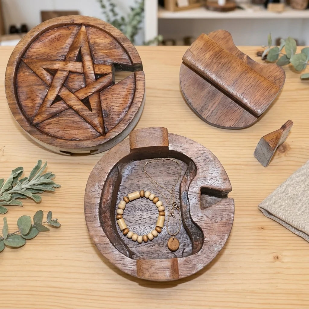 Boîte à bijoux ronde en bois sculpté étoile à cinq branches, ouverte avec bracelet et collier à l'intérieur